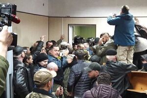 23 октября сторонники Коханивского забаррикадировались в суде