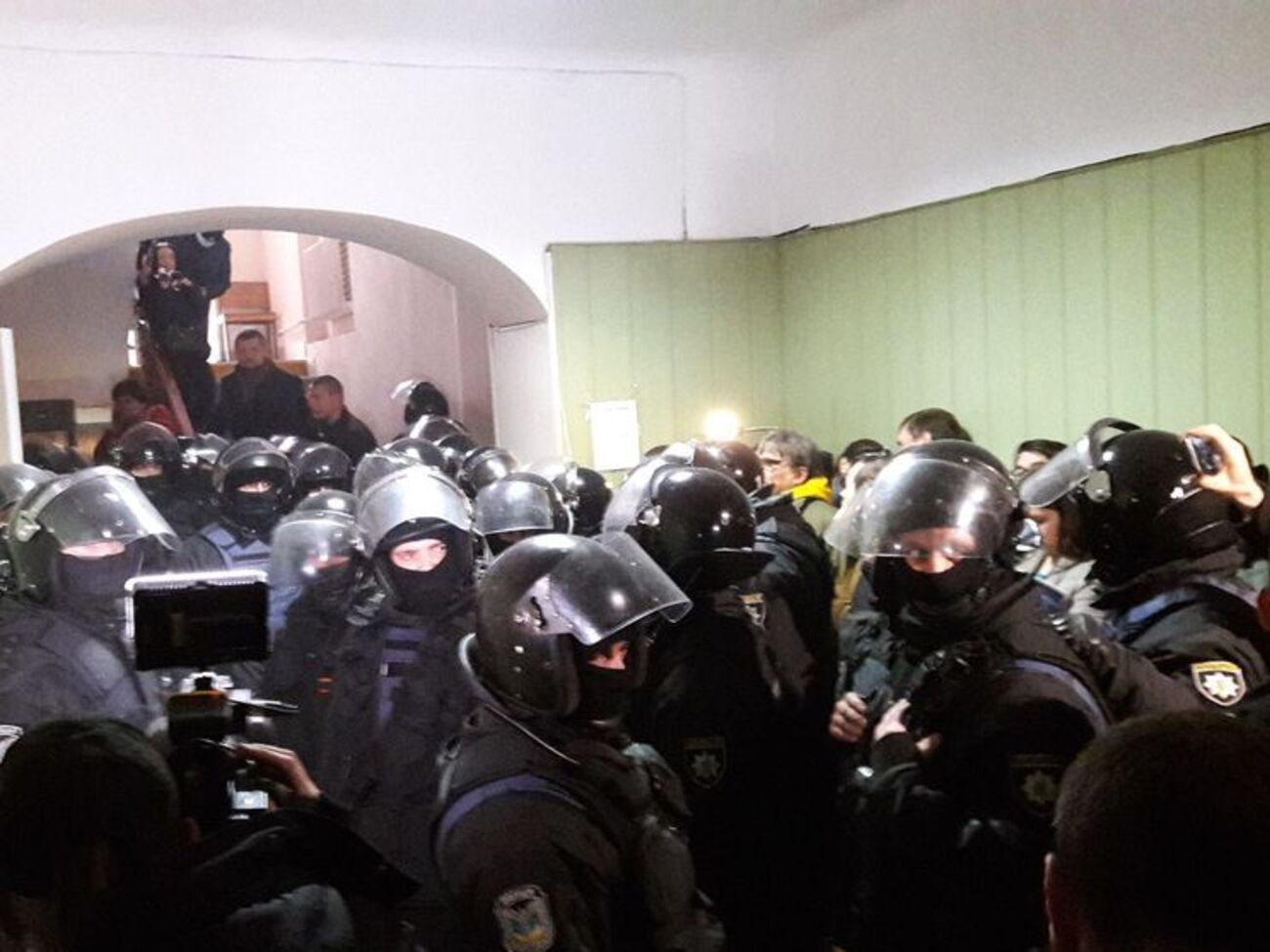 Антон Геращенко: Поскольку шлемы сотрудников полиции имели номера, то установить личности не будет проблемой