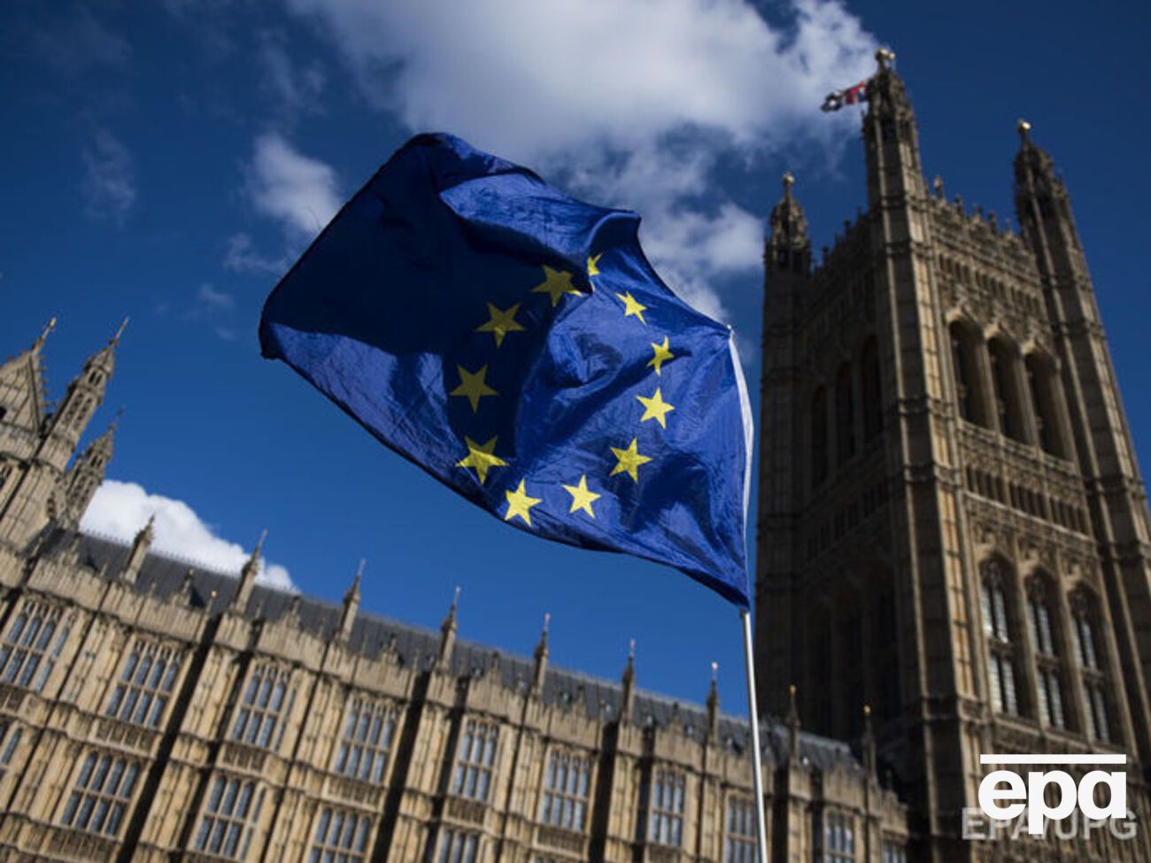 Парламент Британии обратился за помощью к Facebook
