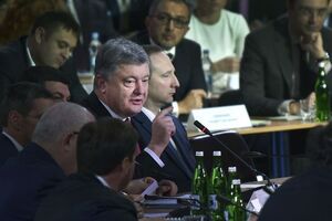 Порошенко: В Украине строятся не только дороги