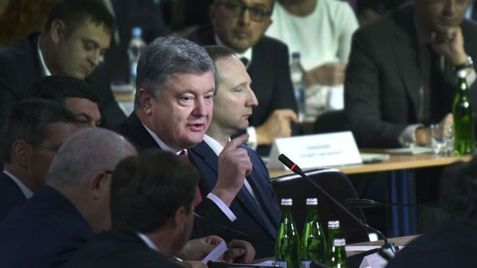 Порошенко: В Украине строятся не только дороги