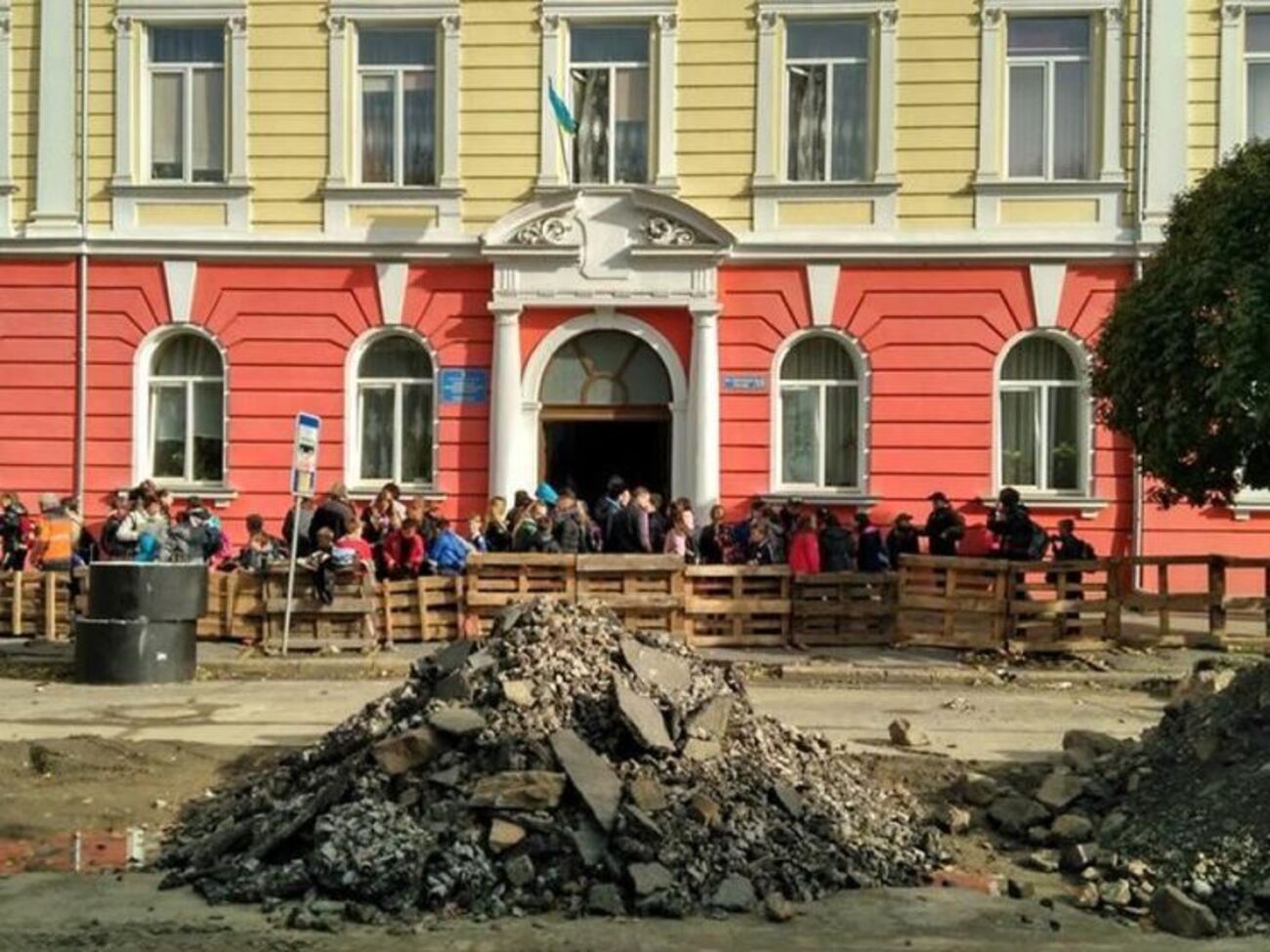 Школьников эвакуировали из здания