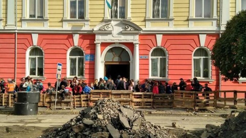 Школьников эвакуировали из здания