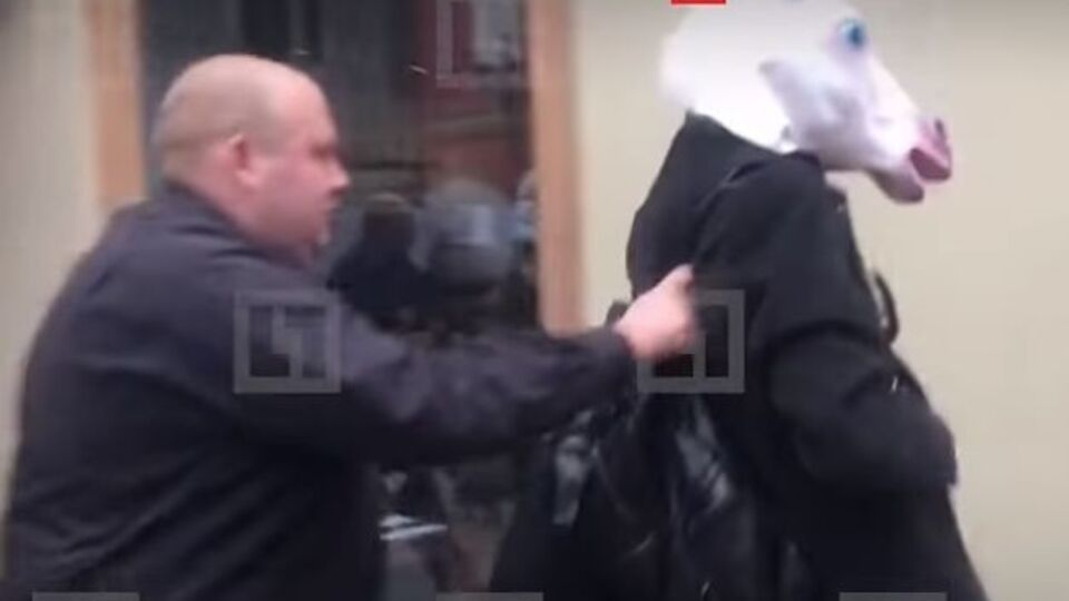 Чоловіка в масці єдинорога вивела охорона