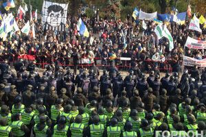 Інформація про розгін мітингувальників з'явилася після фейкового повідомлення про замах на Порошенка