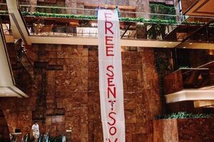 Деякий час банер висів у нью-йоркському хмарочосі