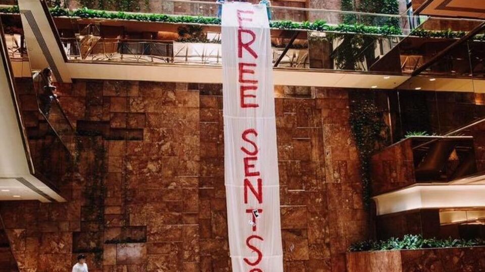 Деякий час банер висів у нью-йоркському хмарочосі