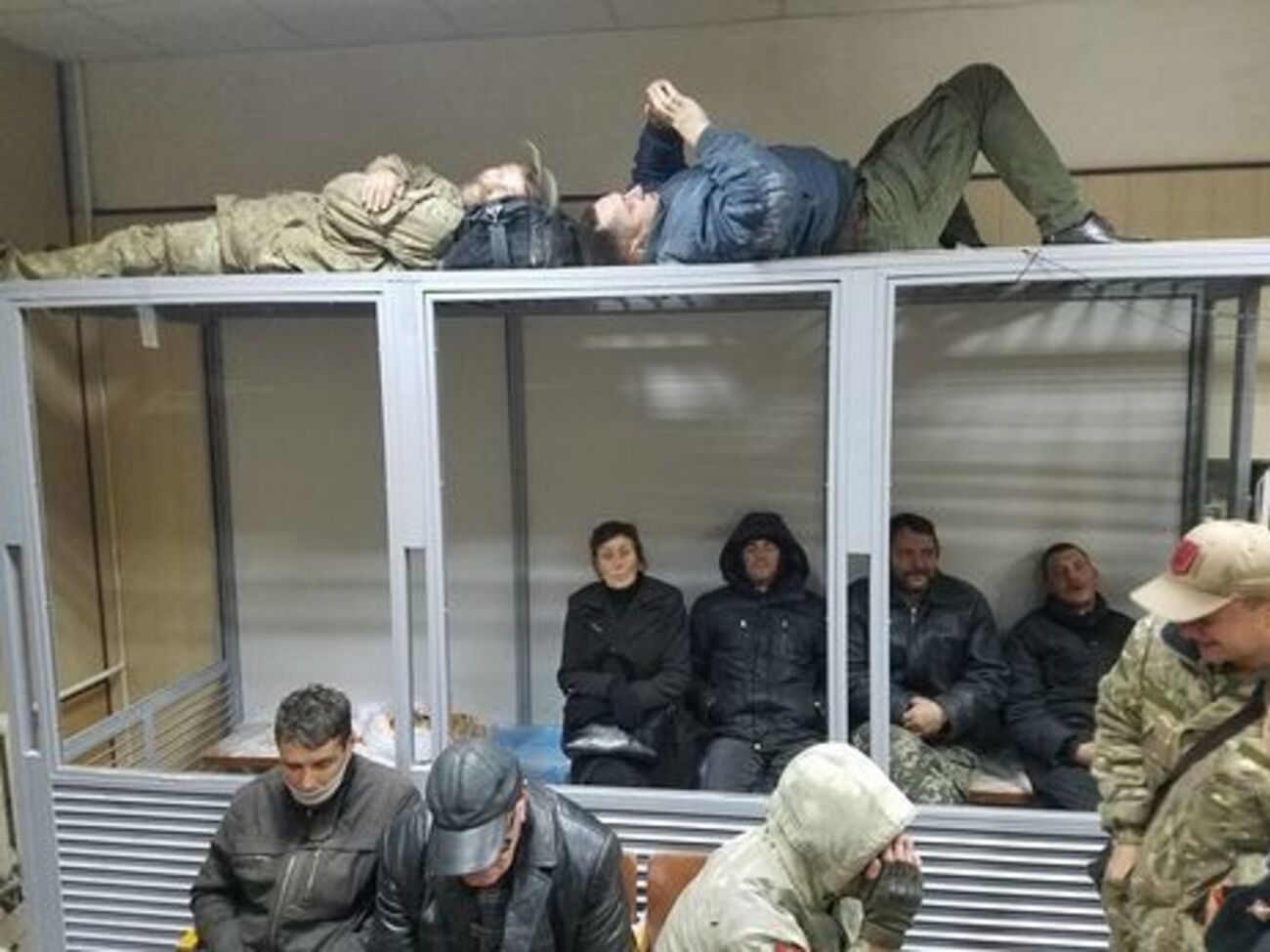 Сегодня утром полиция задержала в суде 30 человек