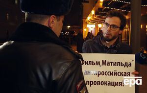 Накануне премьеры в Санкт-Петербурге полиция также задерживала протестующих