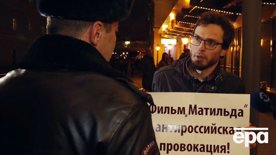 Накануне премьеры в Санкт-Петербурге полиция также задерживала протестующих