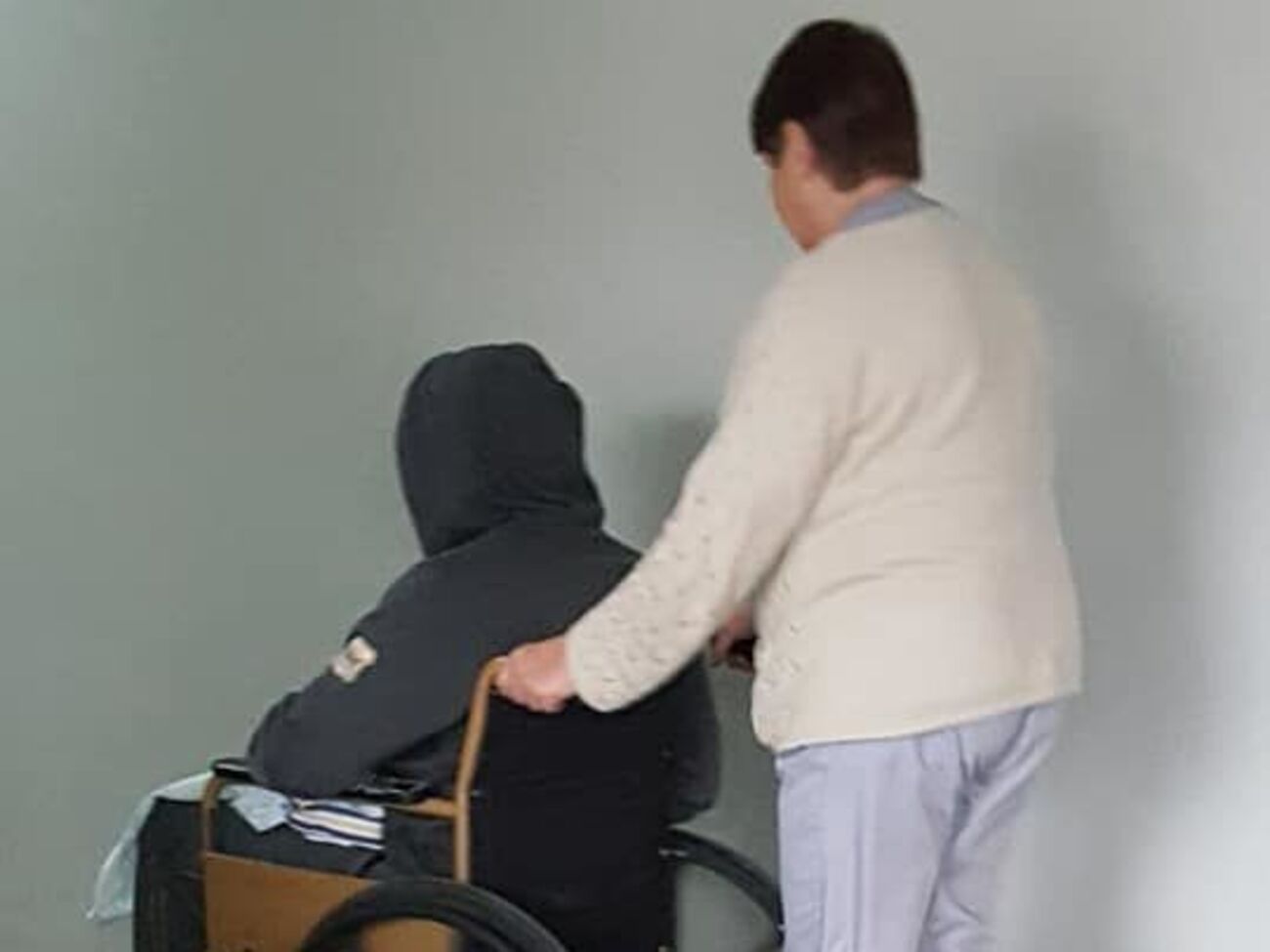 Бізнесмен ховає обличчя від журналістів