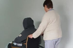 Бізнесмен ховає обличчя від журналістів
