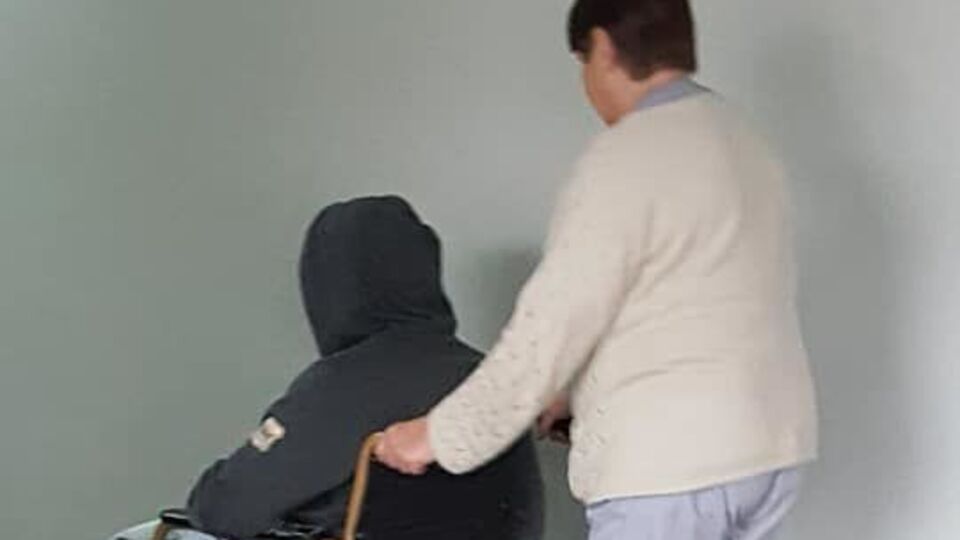 Бизнесмен прячет лицо от журналистов