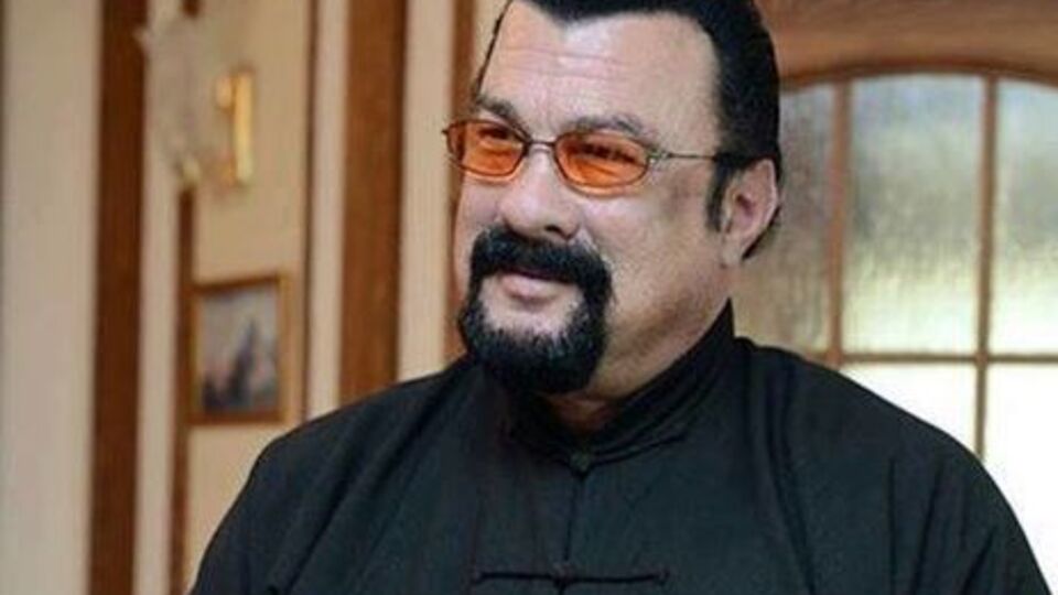 Сігал: На всяк випадок я просто перестав давати інтерв'ю тупим шльондрам. А якщо ще раз побачу їх, то поясню їм, що вони тварини і їхнє місце у зоопарку