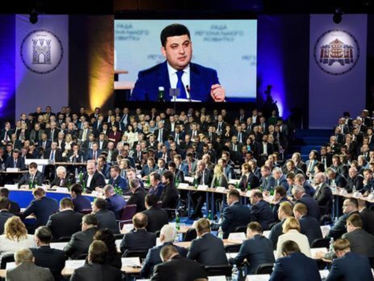 24 жовтня під час Ради регіонального розвитку Гройсман відсторонив від роботи Цвяха і пригрозив йому кримінальним переслідуванням