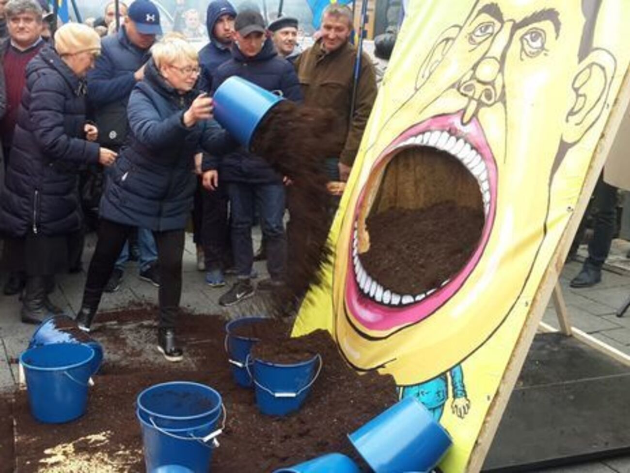 11 жовтня "Профспілковий наступ" під Кабміном "нагодував" землею картонну фігуру Гройсмана
