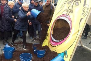 11 жовтня "Профспілковий наступ" під Кабміном "нагодував" землею картонну фігуру Гройсмана