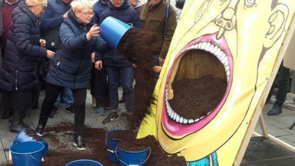 11 жовтня "Профспілковий наступ" під Кабміном "нагодував" землею картонну фігуру Гройсмана