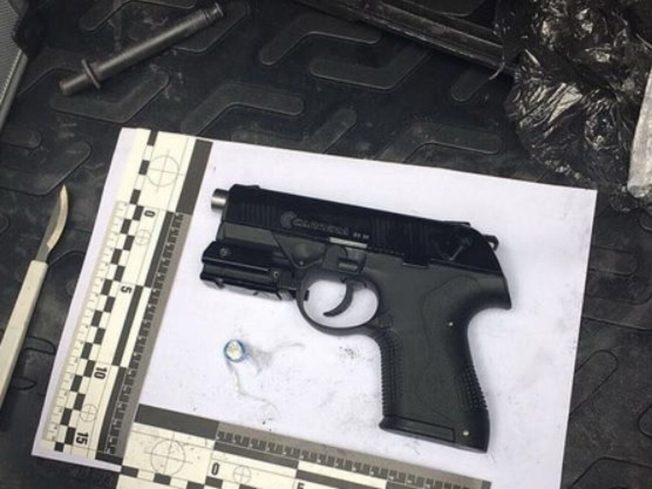 У злоумышленника изъяли пистолеты, гранату и более 100 патронов