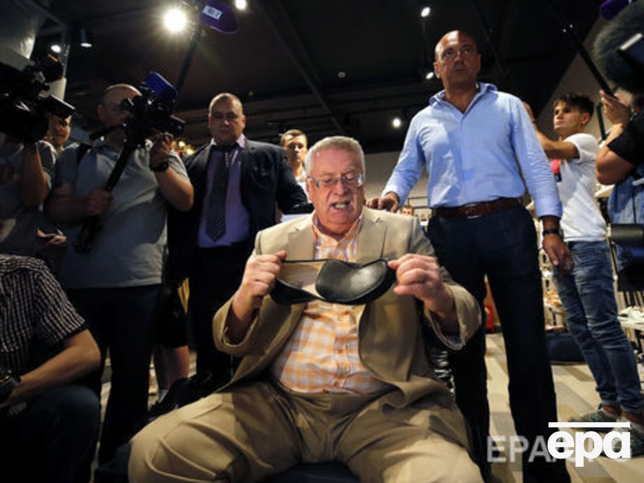 Жириновский призвал посадить Собчак в тюрьму за ее позицию по Крыму