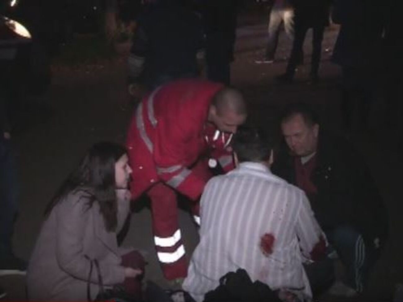 На записи видно, как медики оказывают первую помощь пострадавшим