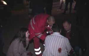 На записи видно, как медики оказывают первую помощь пострадавшим