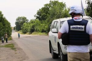 Спостерігачі змогли побачити тільки водія транспортного засобу, на якому був напис "Ритуал"