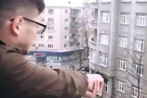 Чоловік із невідомою метою стріляв по перехожих