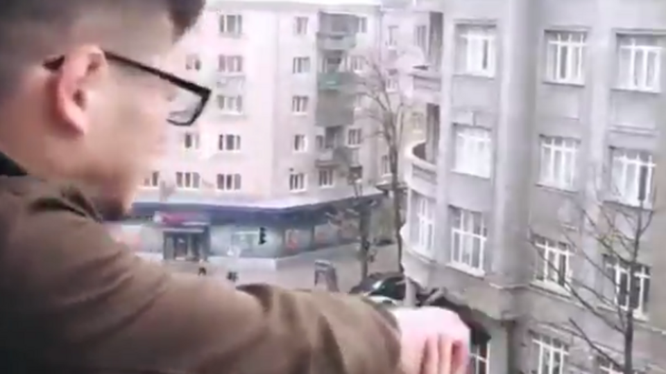 Чоловік із невідомою метою стріляв по перехожих