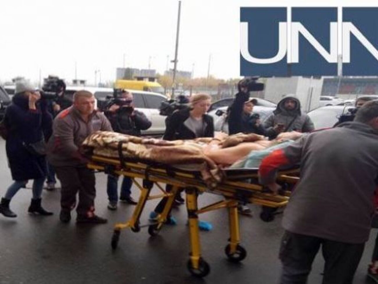 Нардепа вывезли из больницы на каталке и поместили в карету скорой помощи