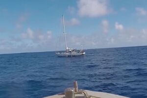 Военные спасли американок с дрейфовавшей яхты