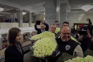 Поклонській подарували 1010 троянд