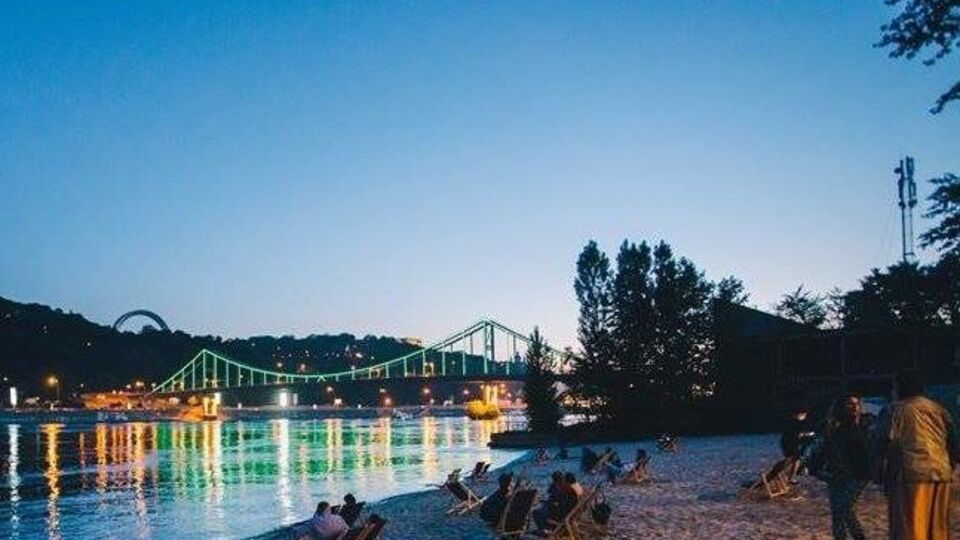 Труханів острів доводить: не обов'язково бути приморським містом, щоб мати чудове місце для відпочинку біля води, пишуть автори