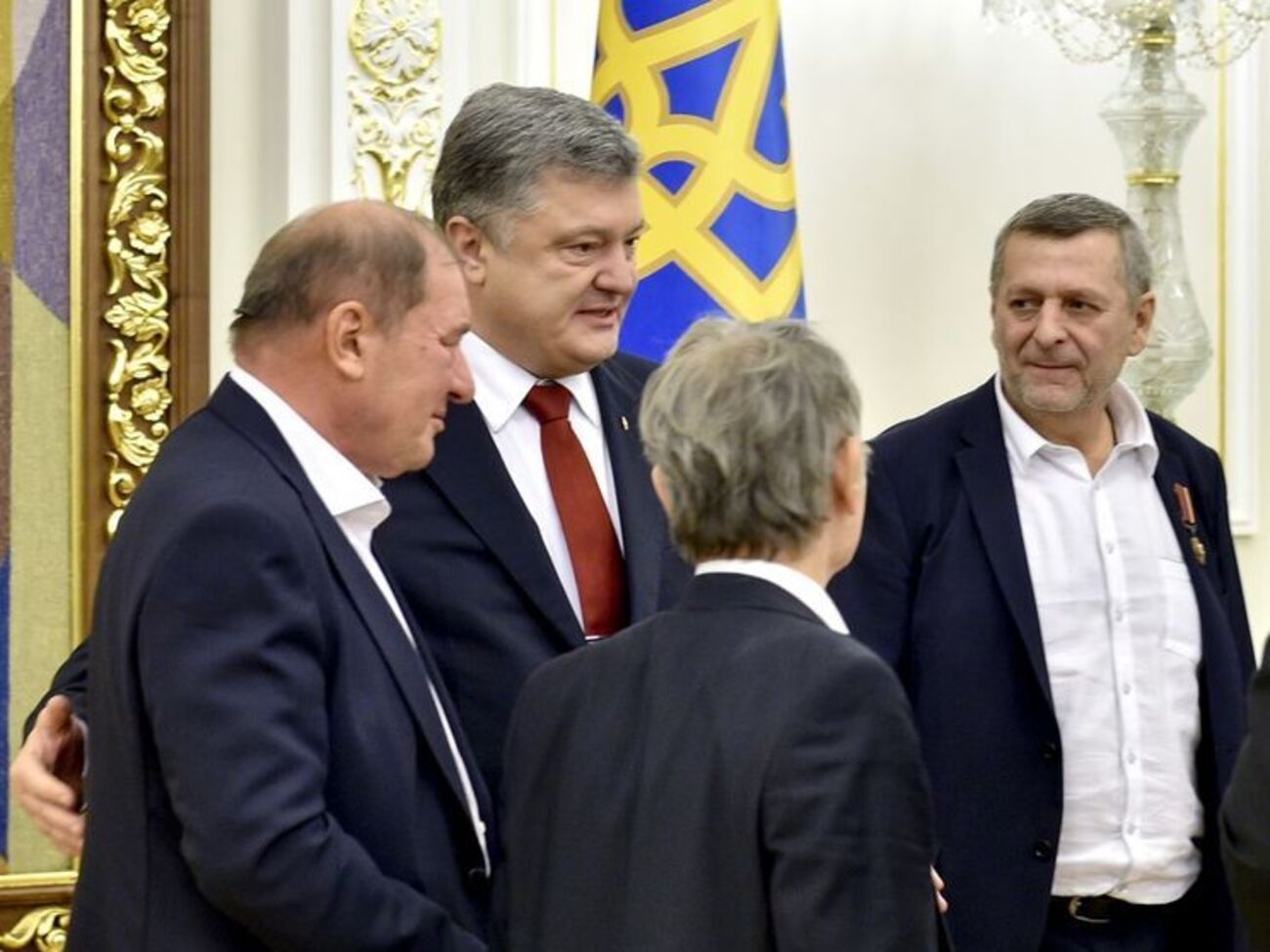 Порошенко подякував Чийгозу (на фото праворуч) і Умерову (ліворуч) за мужність і стійкість духу