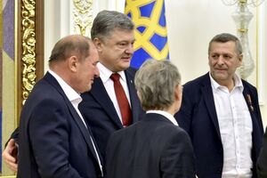 Порошенко подякував Чийгозу (на фото праворуч) і Умерову (ліворуч) за мужність і стійкість духу