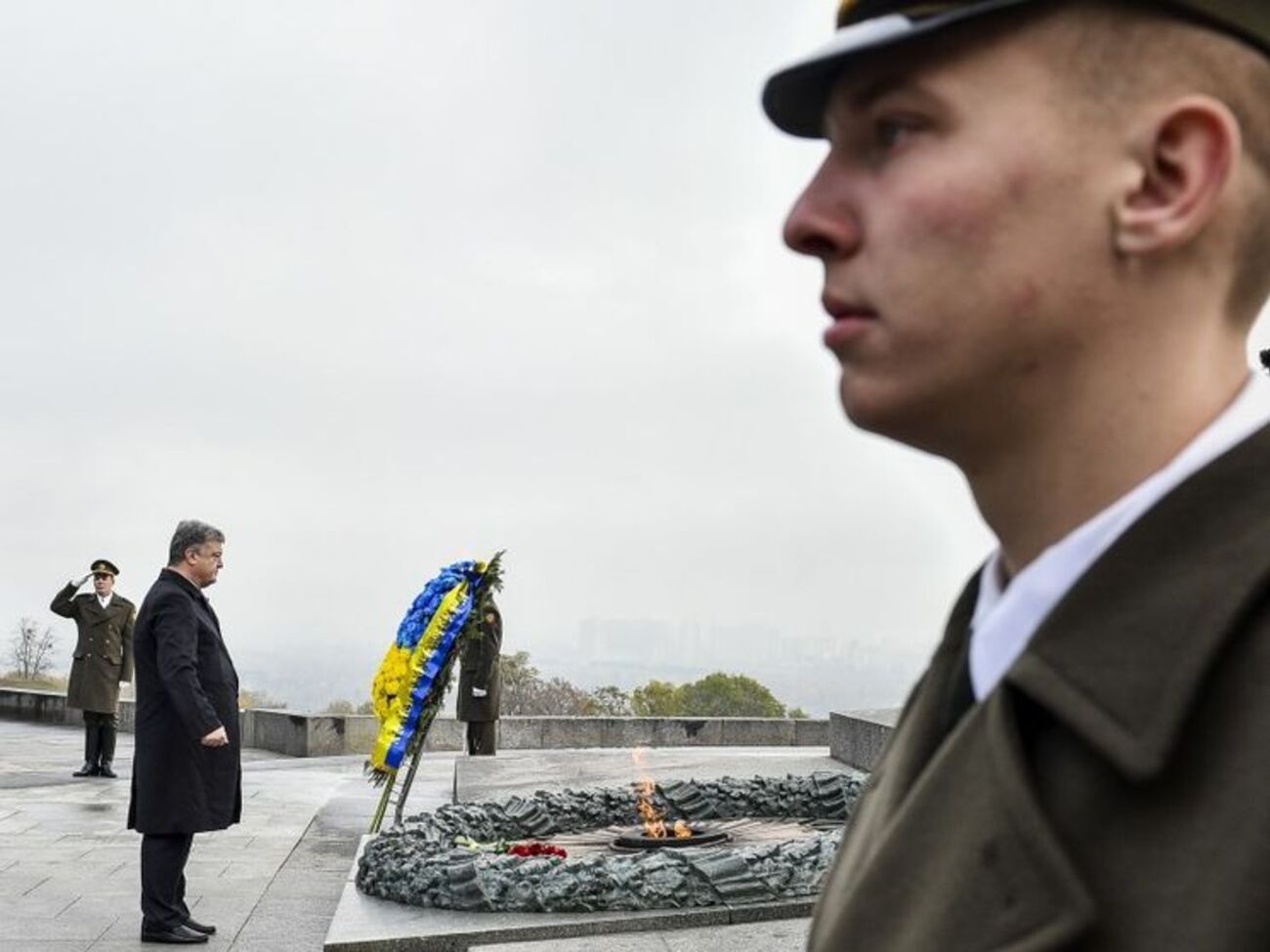 Порошенко почтил память погибших в связи с 73-й годовщиной освобождения Украины от нацистов. Фоторепортаж