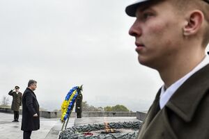 Порошенко почтил память погибших в связи с 73-й годовщиной освобождения Украины от нацистов. Фоторепортаж