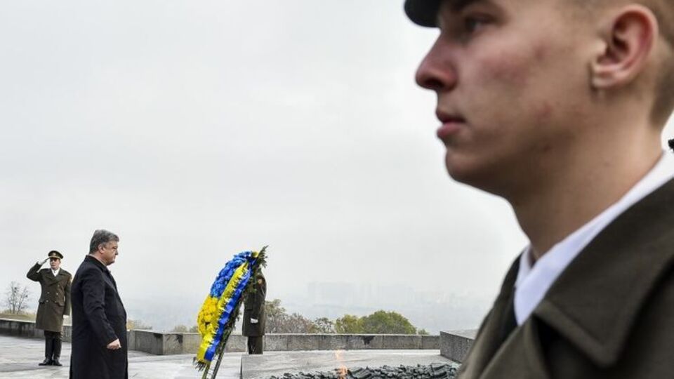 Порошенко вшанував пам'ять загиблих із нагоди 73-ї річниці визволення України від нацистів. Фоторепортаж