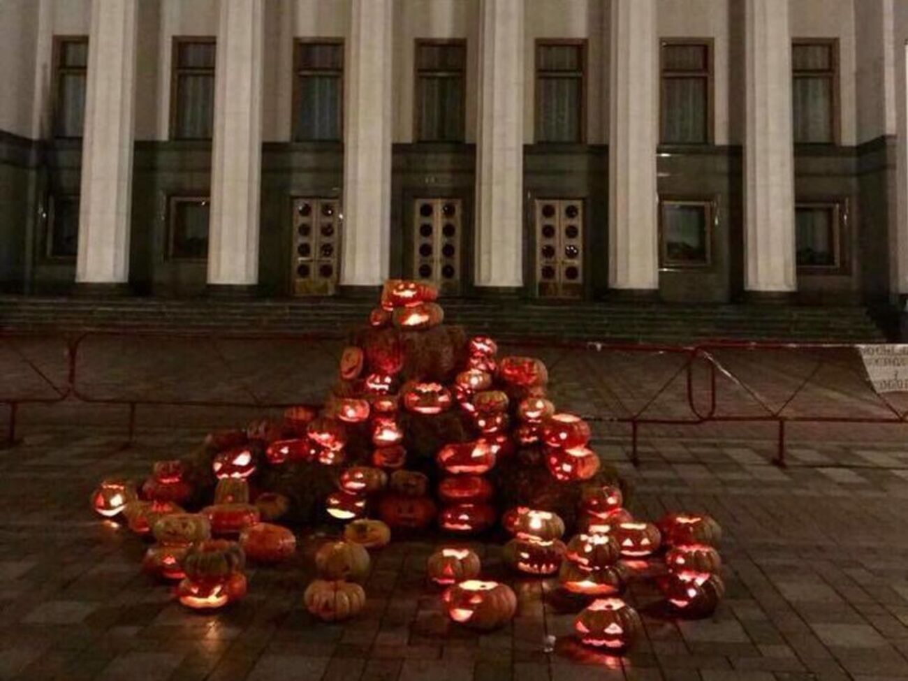 Інсталяція "Винеси владі гарбуз" під Верховною Радою