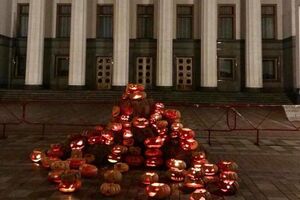 Инсталляция "Вынеси власти тыкву" под Верховной Радой
