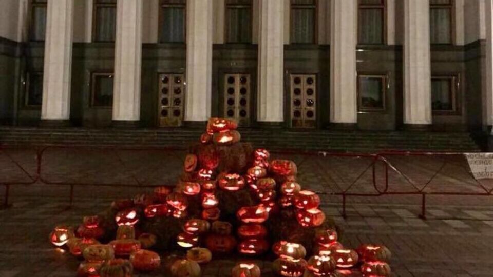 Інсталяція "Винеси владі гарбуз" під Верховною Радою