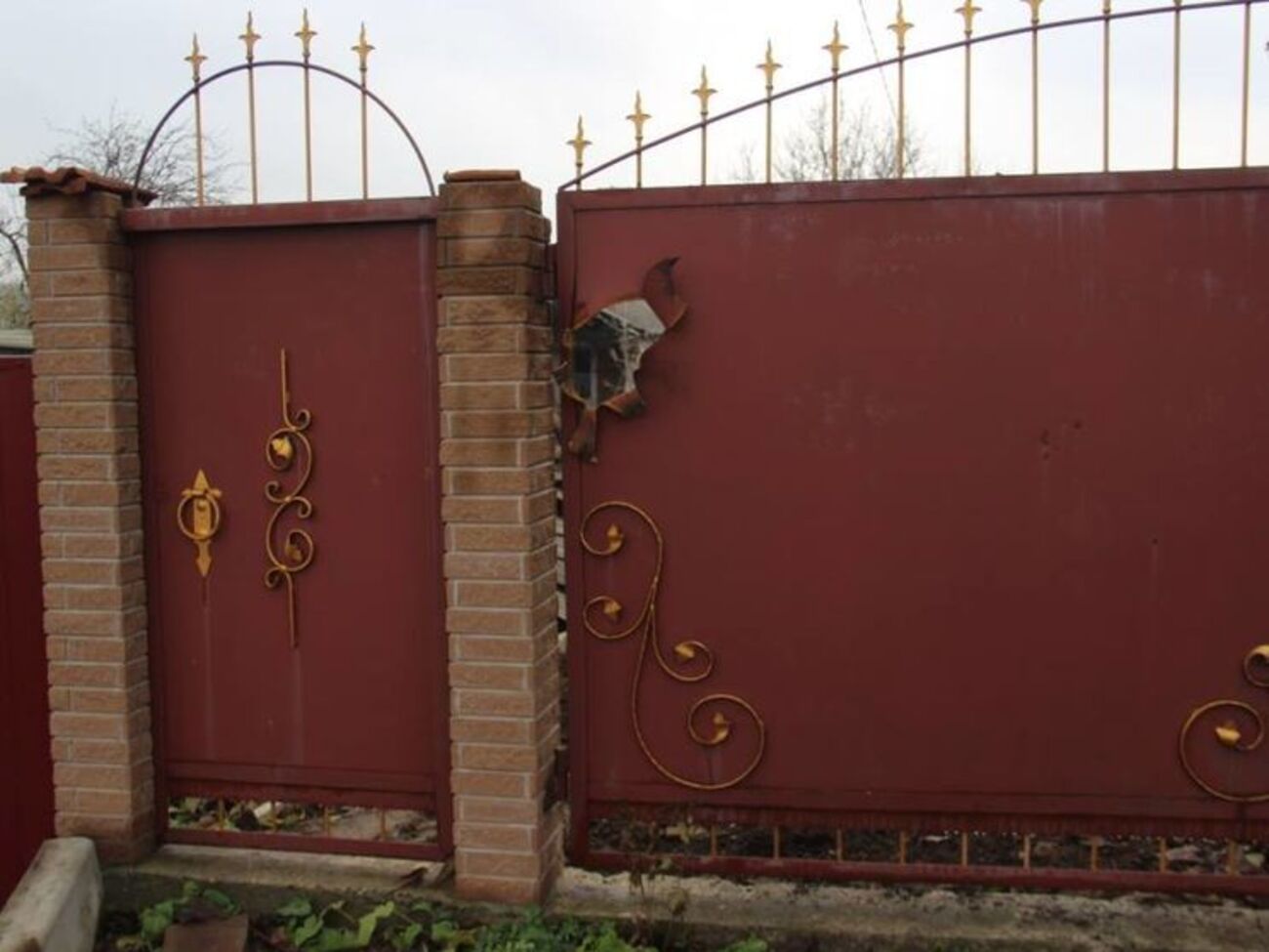 Наслідки обстрілу будинку в Авдіївці