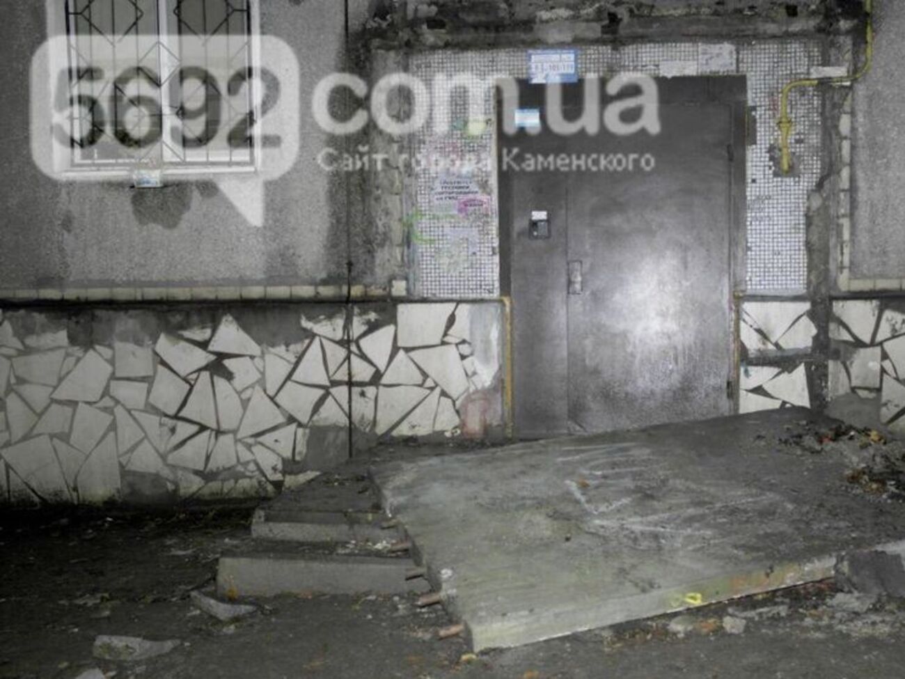 По словам очевидцев, подростки ждали друга возле подъезда, когда на них обрушилась плита