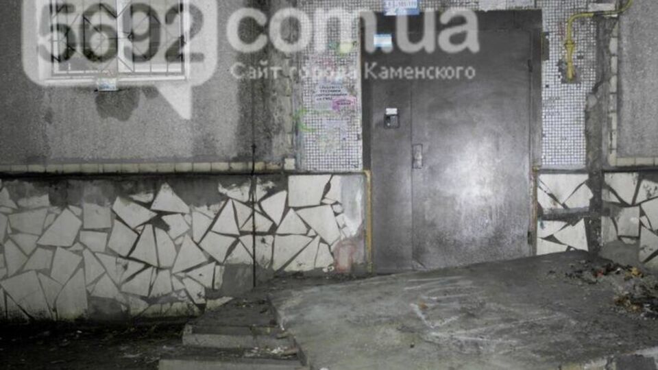 По словам очевидцев, подростки ждали друга возле подъезда, когда на них обрушилась плита