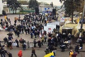 Люди зібралися на віче