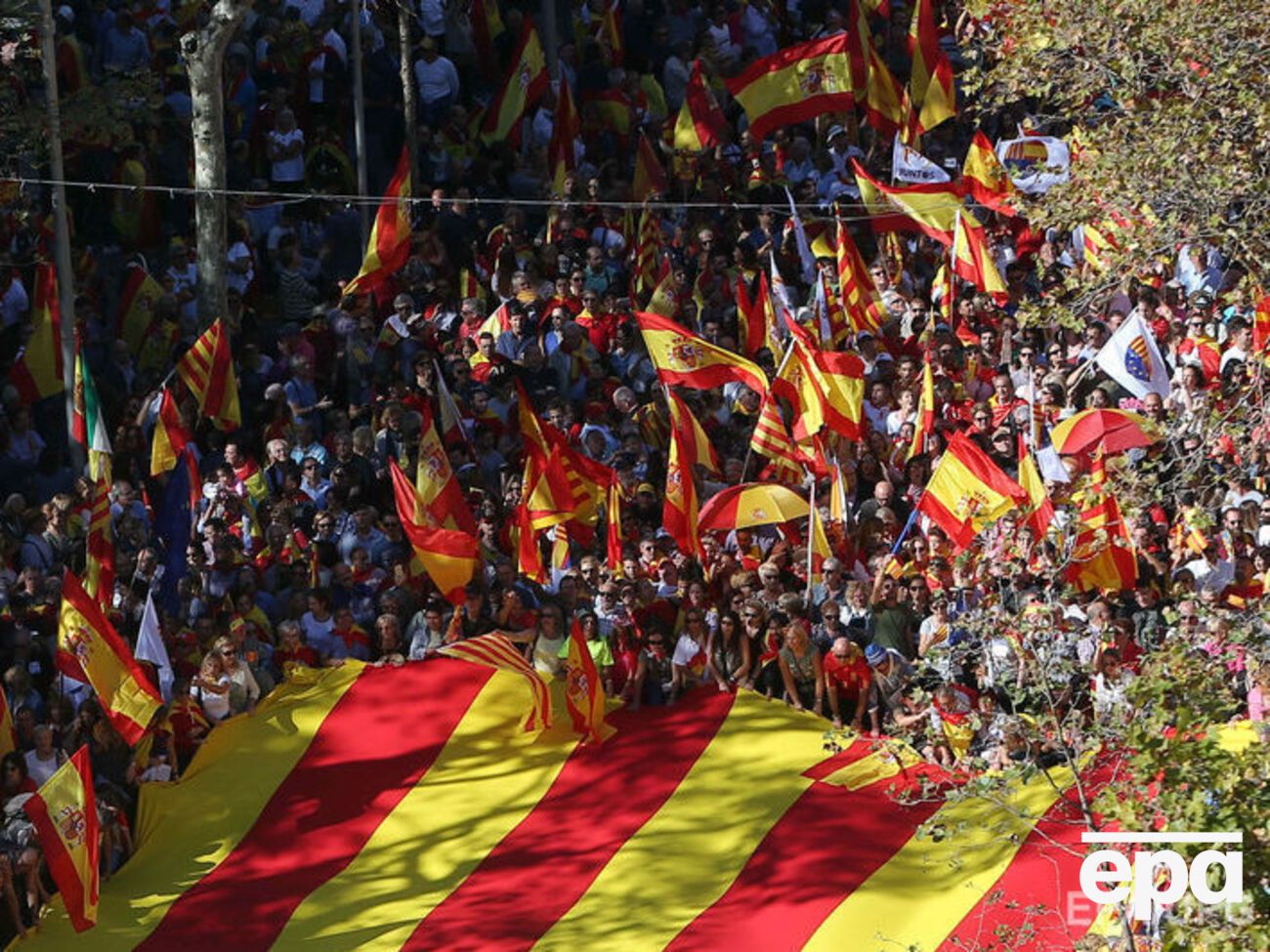 Тисячі людей виступили проти відділення Каталонії від Іспанії