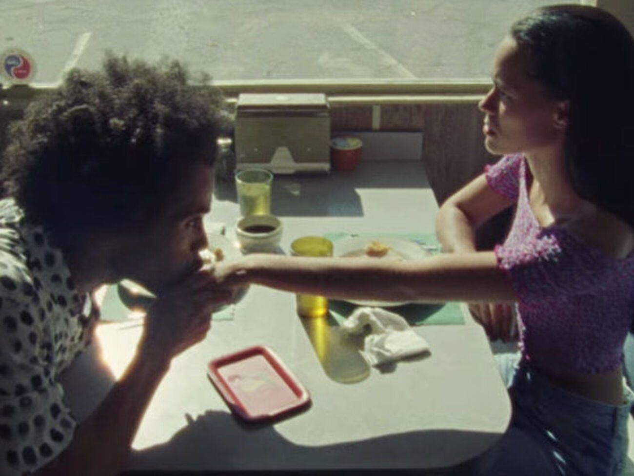 В ролике показаны разные варианты развития одних и тех же событий