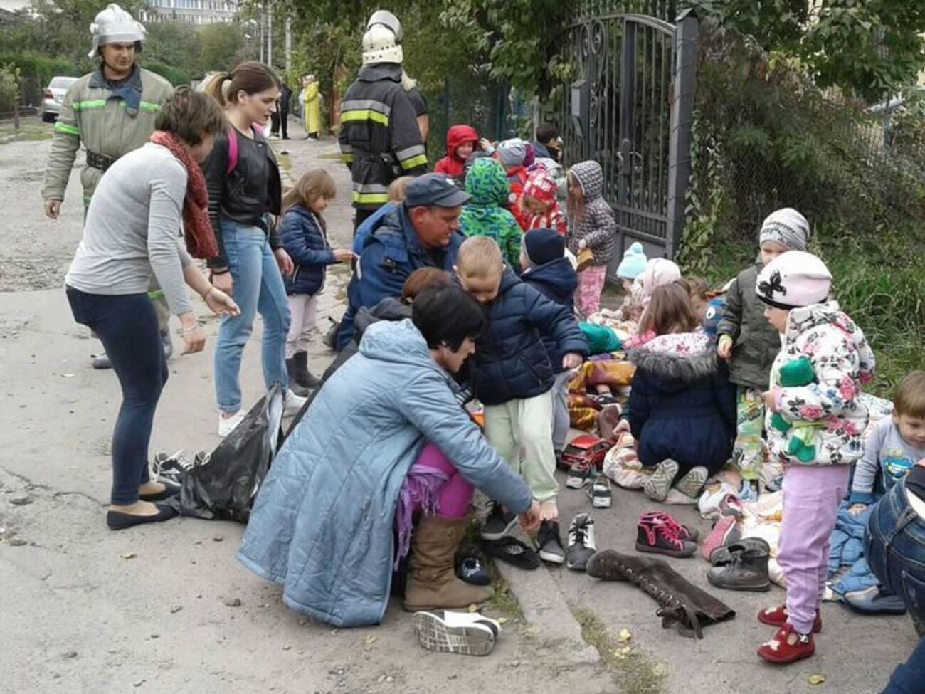 Вихователі вивели на свіже повітря 40 дітей