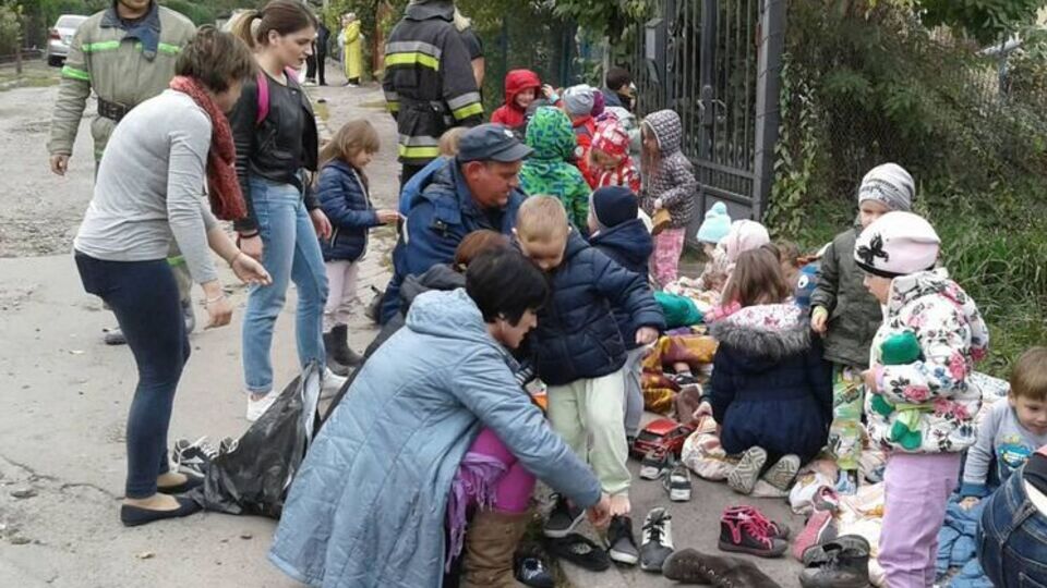 Вихователі вивели на свіже повітря 40 дітей