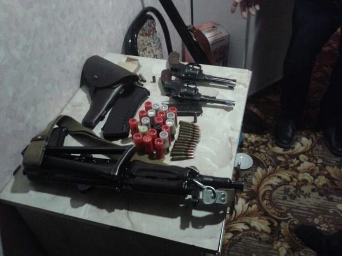 Во время обысков СБУ обнаружила пистолеты, автомат и патроны разных калибров